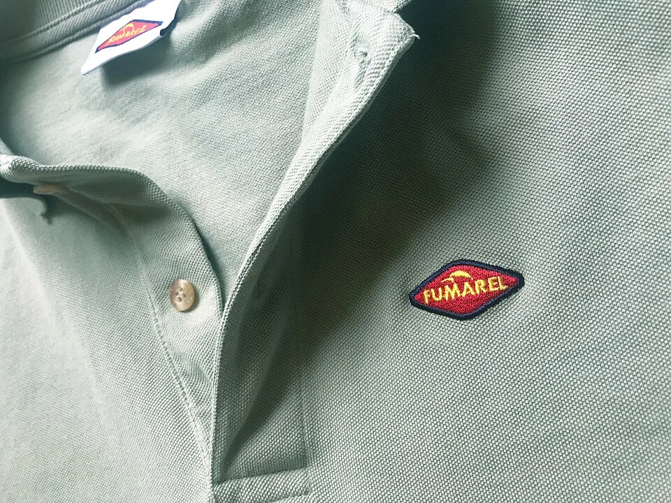 Cổ áo polo bo trơn màu xanh