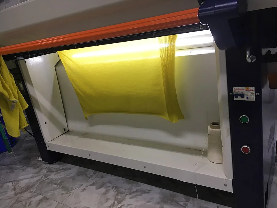 Máy dệt bo cổ chạy ca đêm
